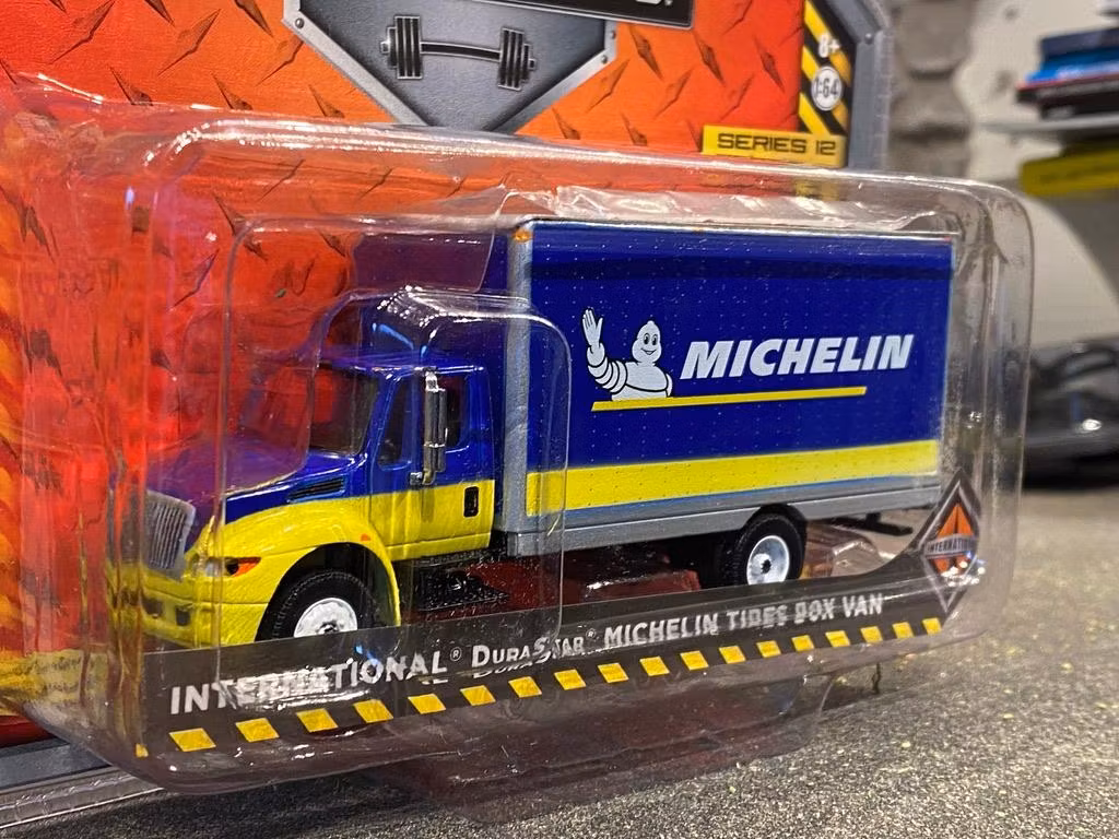 Skala 1/64 International DuraStar - Michelin Tires Box Van "H.D. Trucks" fr Greenlight