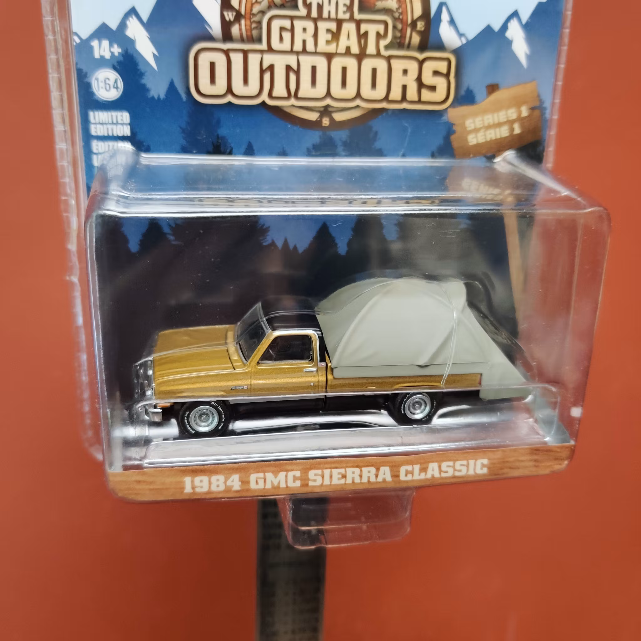 Skala 1/64 GMC Sierra Classic 1984 med Taktält från Greenlight