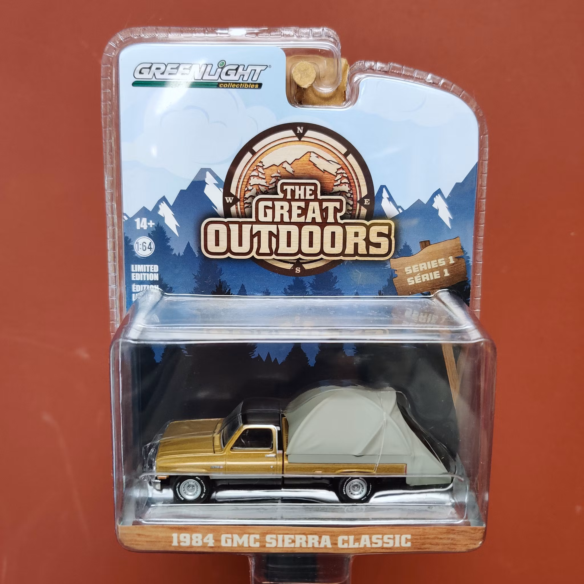 Skala 1/64 GMC Sierra Classic 1984 med Taktält från Greenlight