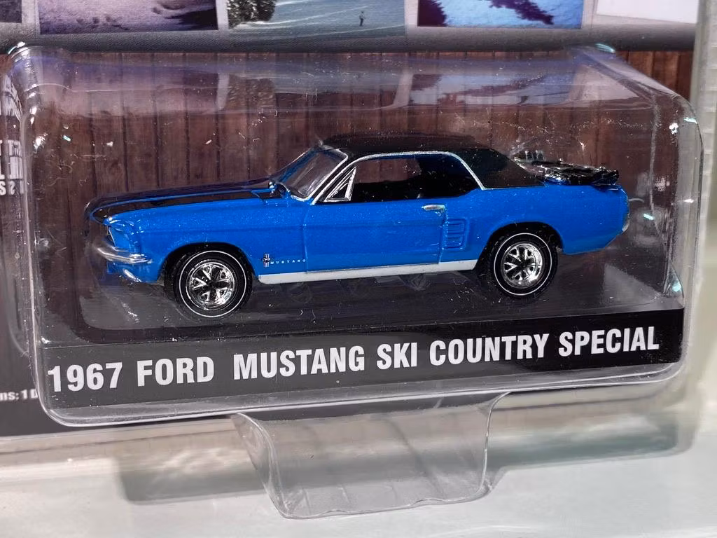 Skala 1/64 Ford Mustang Ski Country Special 67' från GreenLight Exclusive