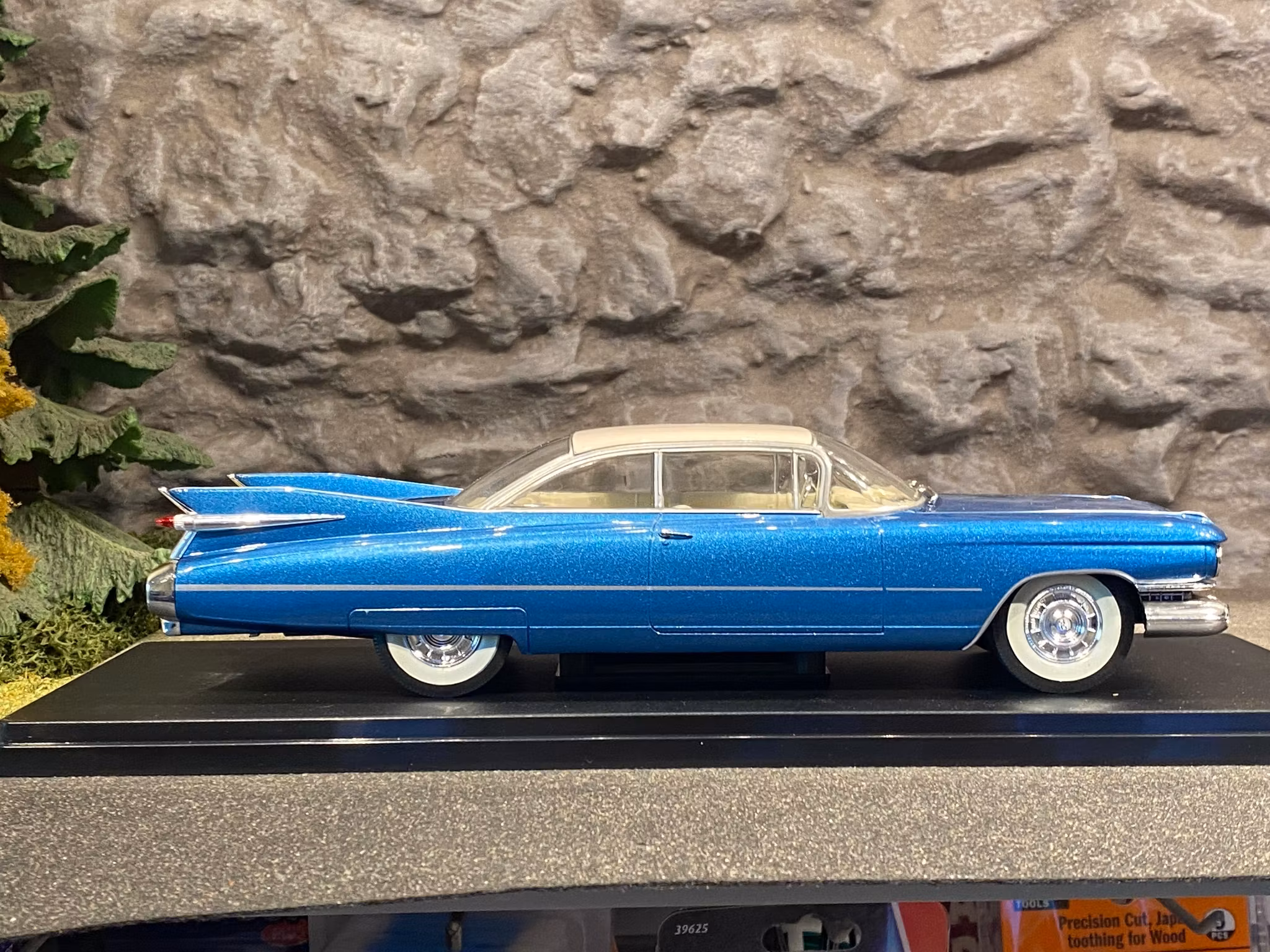 Skala 1/24 Cadillac Eldorado från WhiteBox