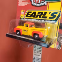 Skala 1/64 Ford F-100 Truck 56' "Earls Performance Plumbing" från M2