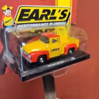 Skala 1/64 Ford F-100 Truck 56' "Earls Performance Plumbing" från M2