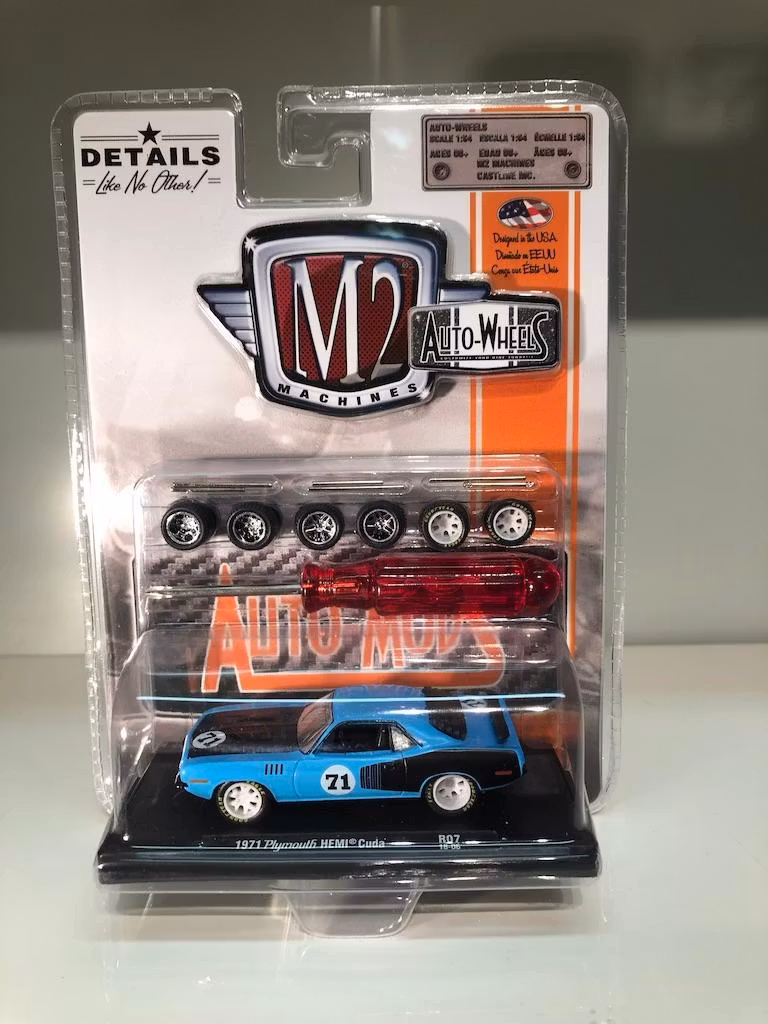 Skala 1/64 Plymouth HEMI Cuda 71' + 3 extra hjuluppsättningar från M2 Machines