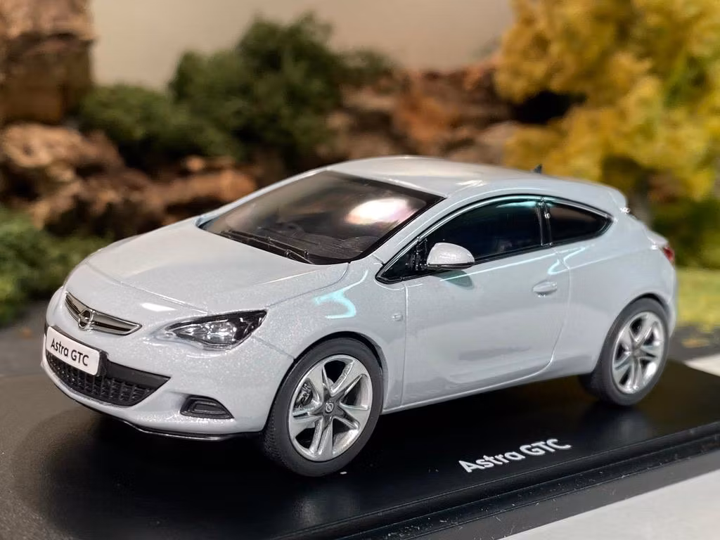 Skala 1/43 OPEL ASTRA GTC fr MotorArt
