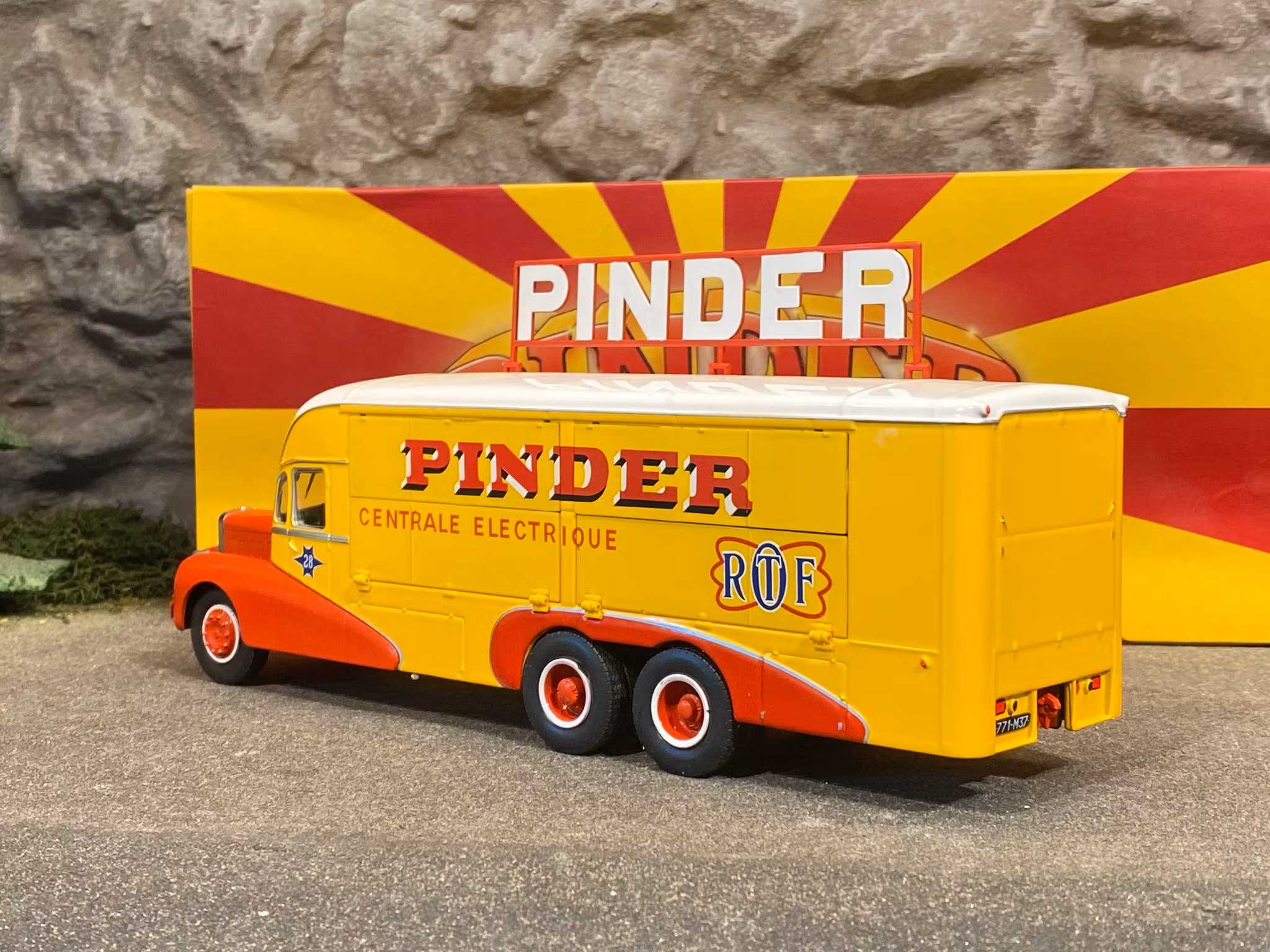 Skala 1/43: Cirkus Pinder: Bernard 110 MB Lastbil m elaggregat fr Direkt Collections