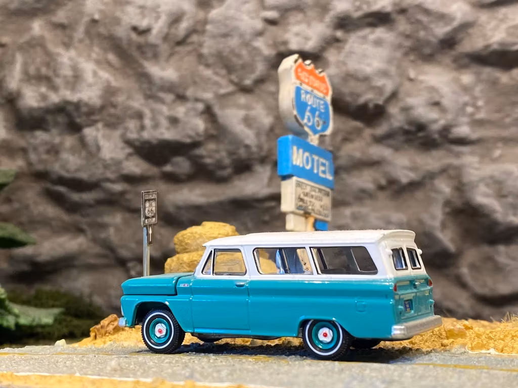 Skala 1/64 Chevy Suburban 65' fr AUTO WORLD Lim. Ed. Rel. 1 Ver A