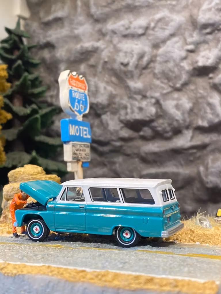 Skala 1/64 Chevy Suburban 65' fr AUTO WORLD Lim. Ed. Rel. 1 Ver A