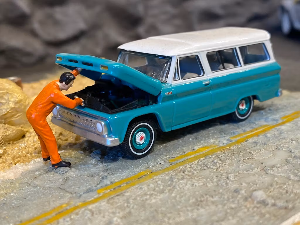 Skala 1/64 Chevy Suburban 65' fr AUTO WORLD Lim. Ed. Rel. 1 Ver A