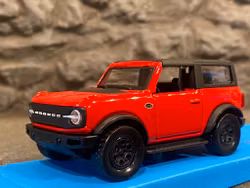Skala 1/43 - Ford Bronco med PullBack-motor från Maisto
