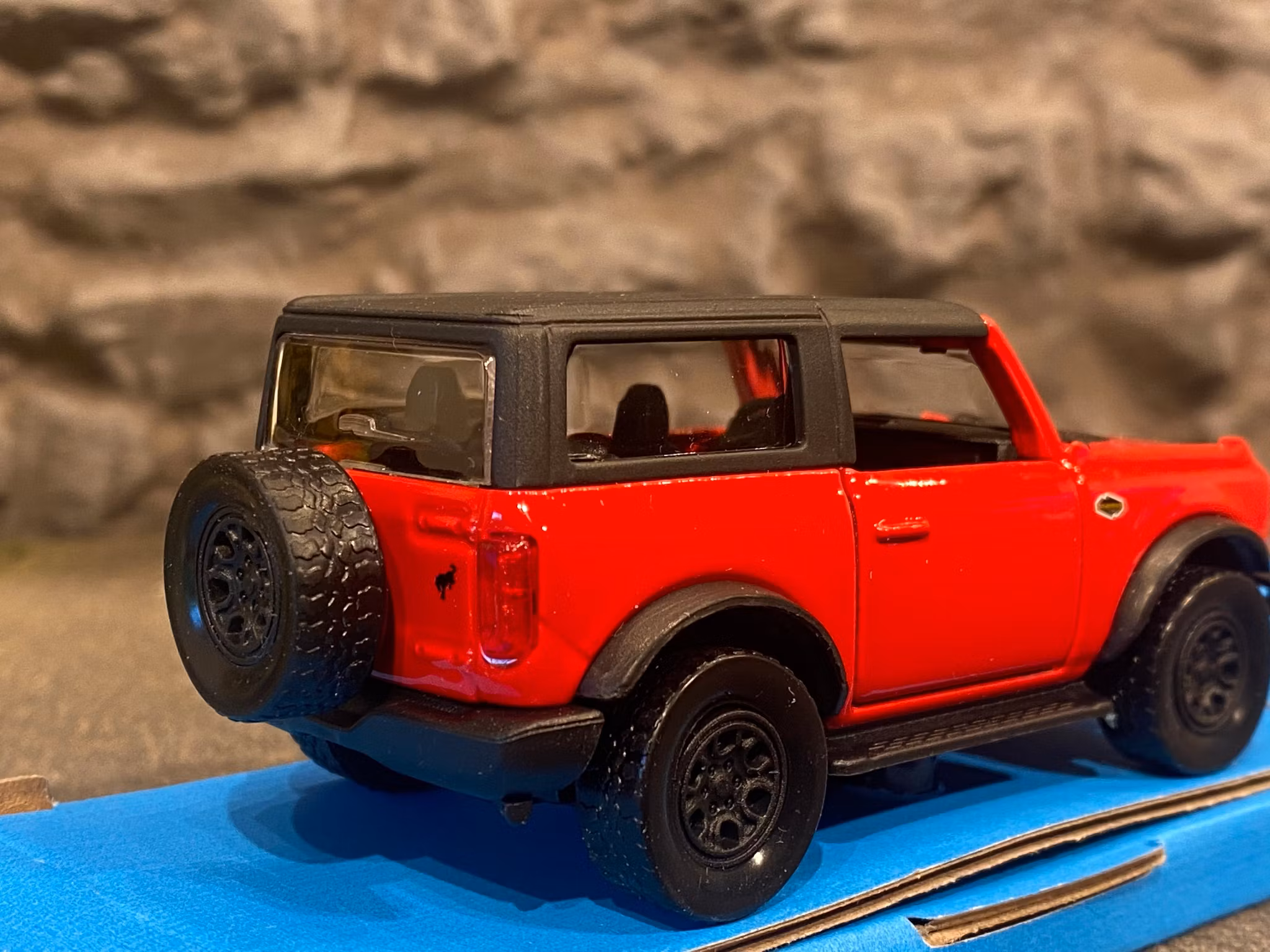 Skala 1/43 - Ford Bronco med PullBack-motor från Maisto
