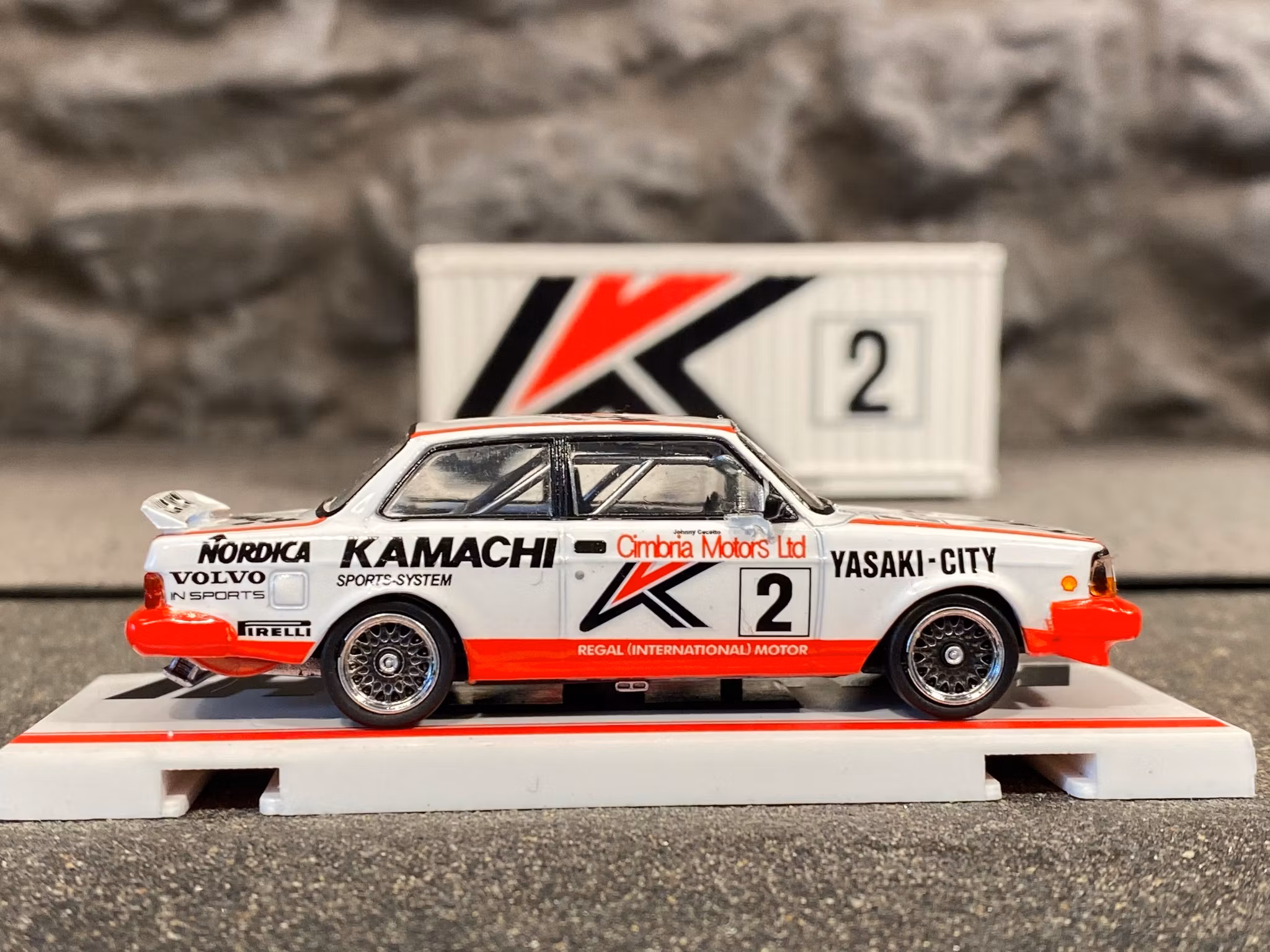 Skala 1/64 Volvo 240 Turbo, Macau Guia Race Winner 86' Special Edition fr TARMAC