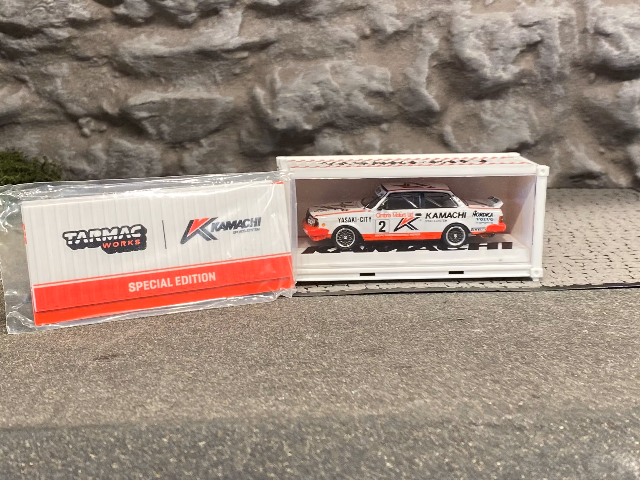 Skala 1/64 Volvo 240 Turbo, Macau Guia Race Winner 86' Special Edition fr TARMAC