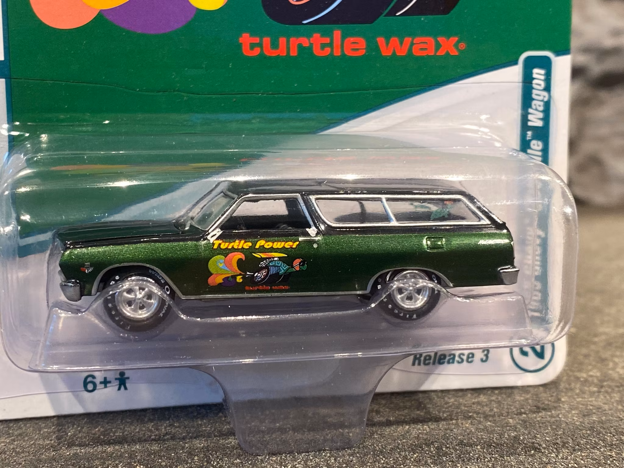 Skala 1/64 - Chevy Chevelle Wagon 65' "Turtle Power" från Johnny Lightning