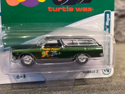 Skala 1/64 - Chevy Chevelle Wagon 65' "Turtle Power" från Johnny Lightning