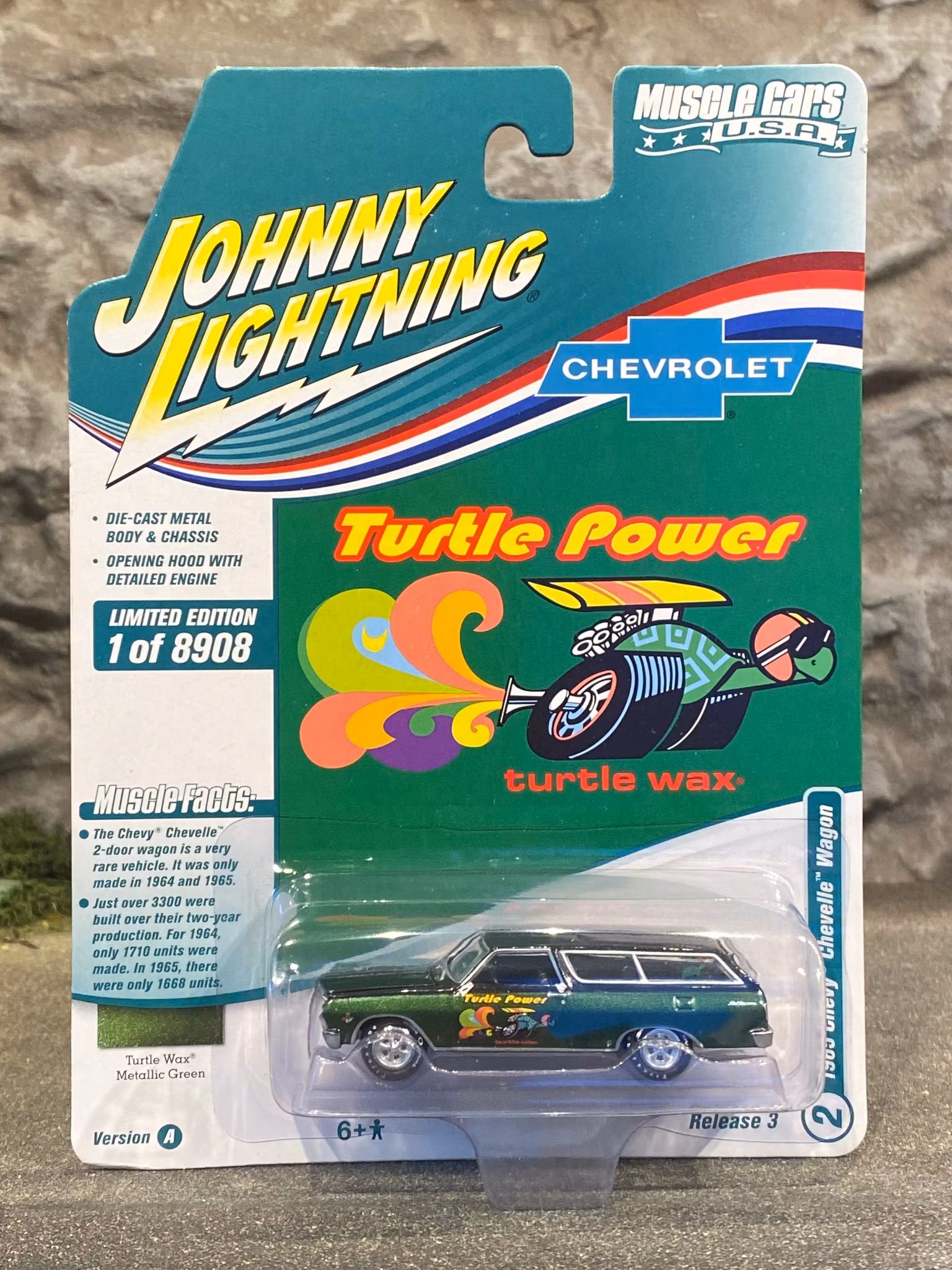 Skala 1/64 - Chevy Chevelle Wagon 65' "Turtle Power" från Johnny Lightning
