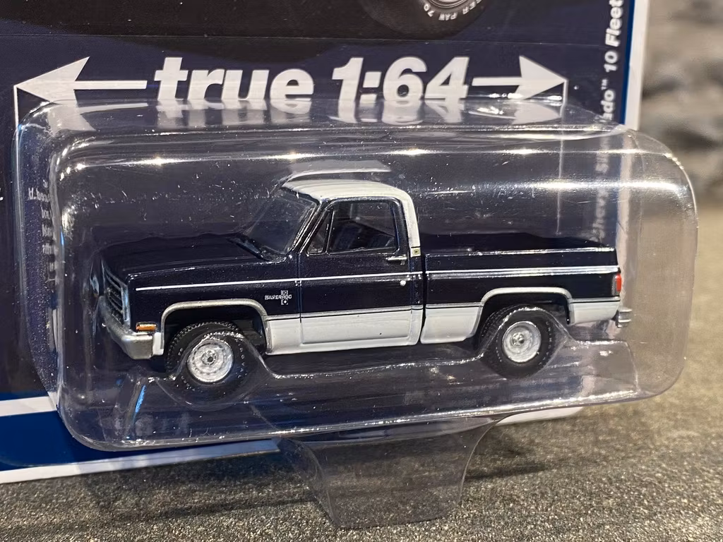 Skala 1/64 Chevy Silverado 10 Fleetside 85' fr AUTO WORLD Lim.Ed. Rel.5 Ver A