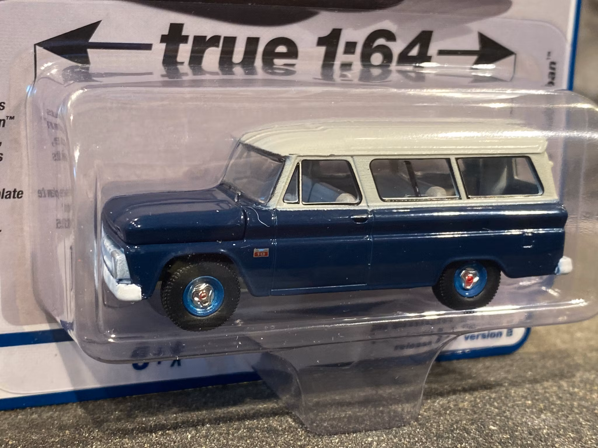 Skala 1/64 Chevy Suburban 66' fr AUTO WORLD Lim. Ed. Rel. 5 Ver B