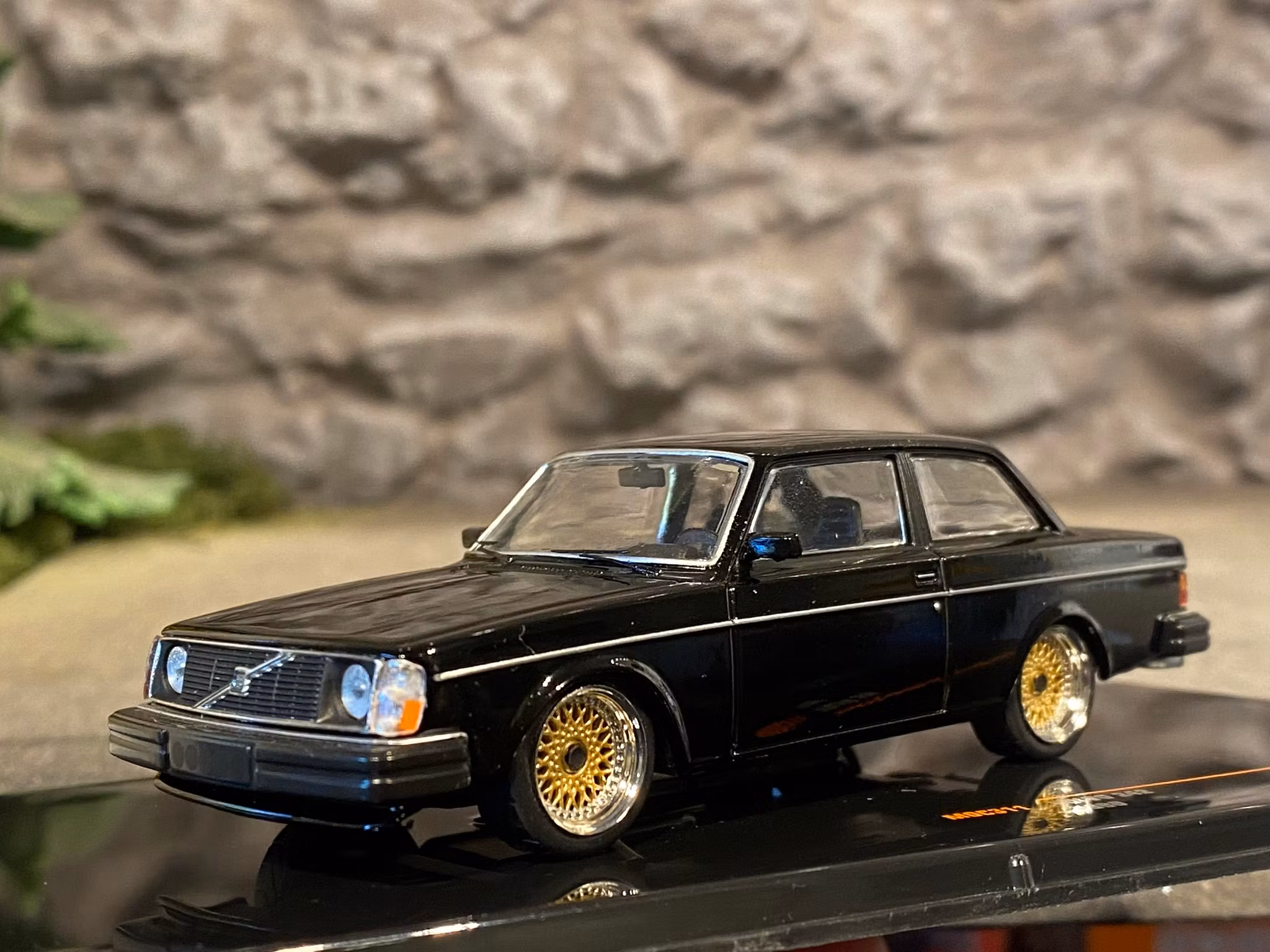 Skala 1/43 Volvo 242 Custom m BBS fälgar, Svart 1980' fr IXO Models
