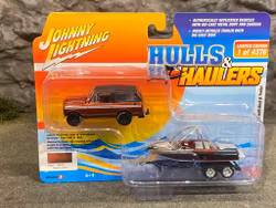 Skala 1/64 International Scout II m Båt & Trailer "Hulls & Haulers" fr Johnny Lightning