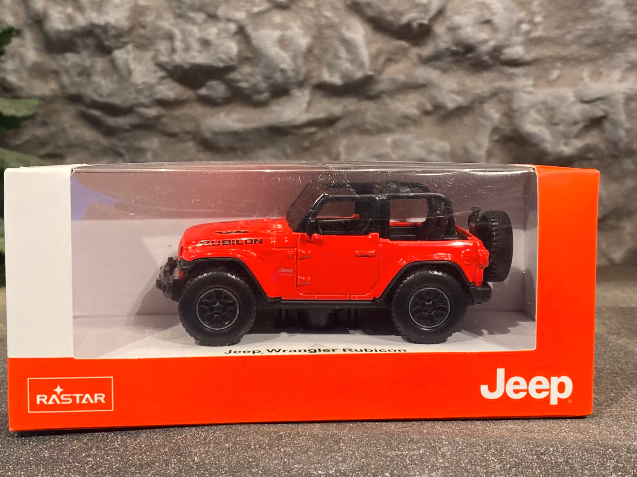 Skala 1/43 Jeep Wrangler Rubicon, röd från RASTAR