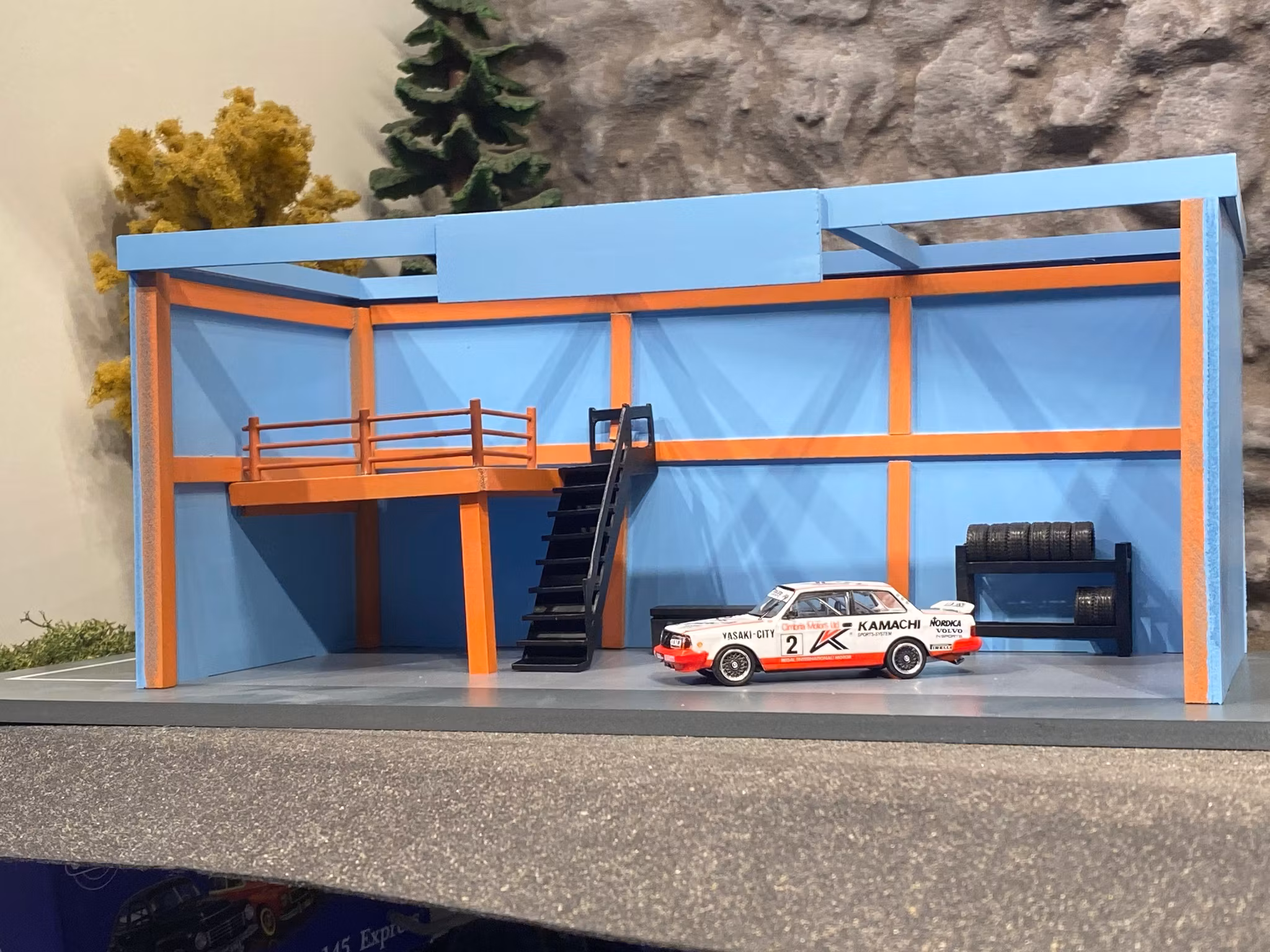 Skala 1/64: Stort Garage "Gulf" - Byggsats AD-76531 fr. American Diorama MiJo