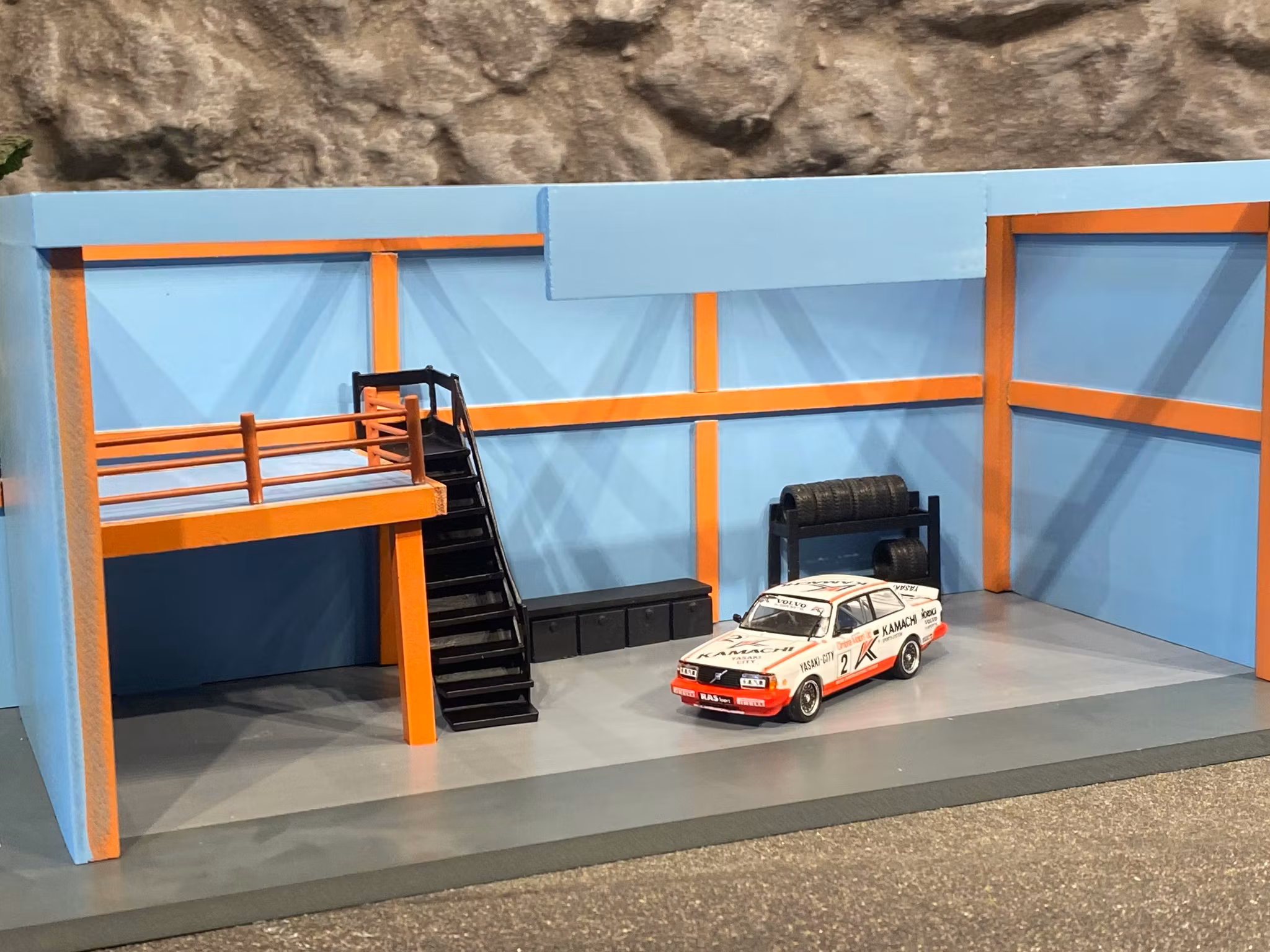 Skala 1/64: Stort Garage "Gulf" - Byggsats AD-76531 fr. American Diorama MiJo