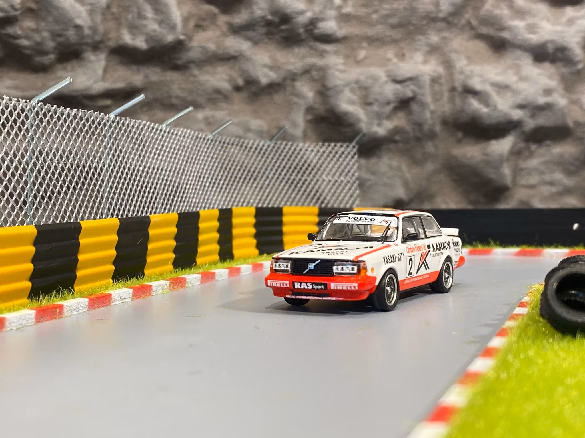 Skala 1/64: Diorama med Racingbana "Gulf" AD-76533 fr. American Diorama MiJo