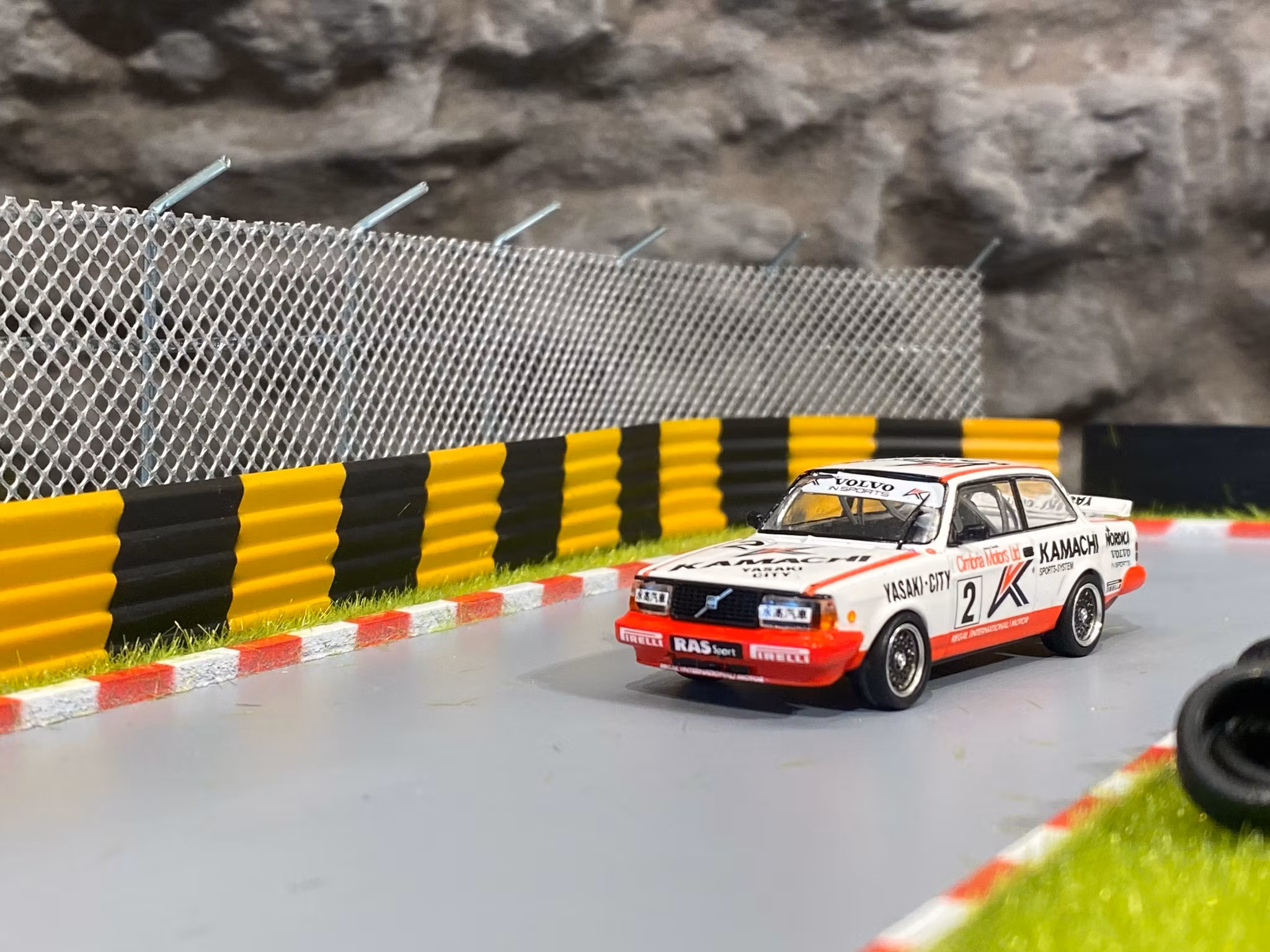 Skala 1/64: Diorama med Racingbana "Gulf" AD-76533 fr. American Diorama MiJo