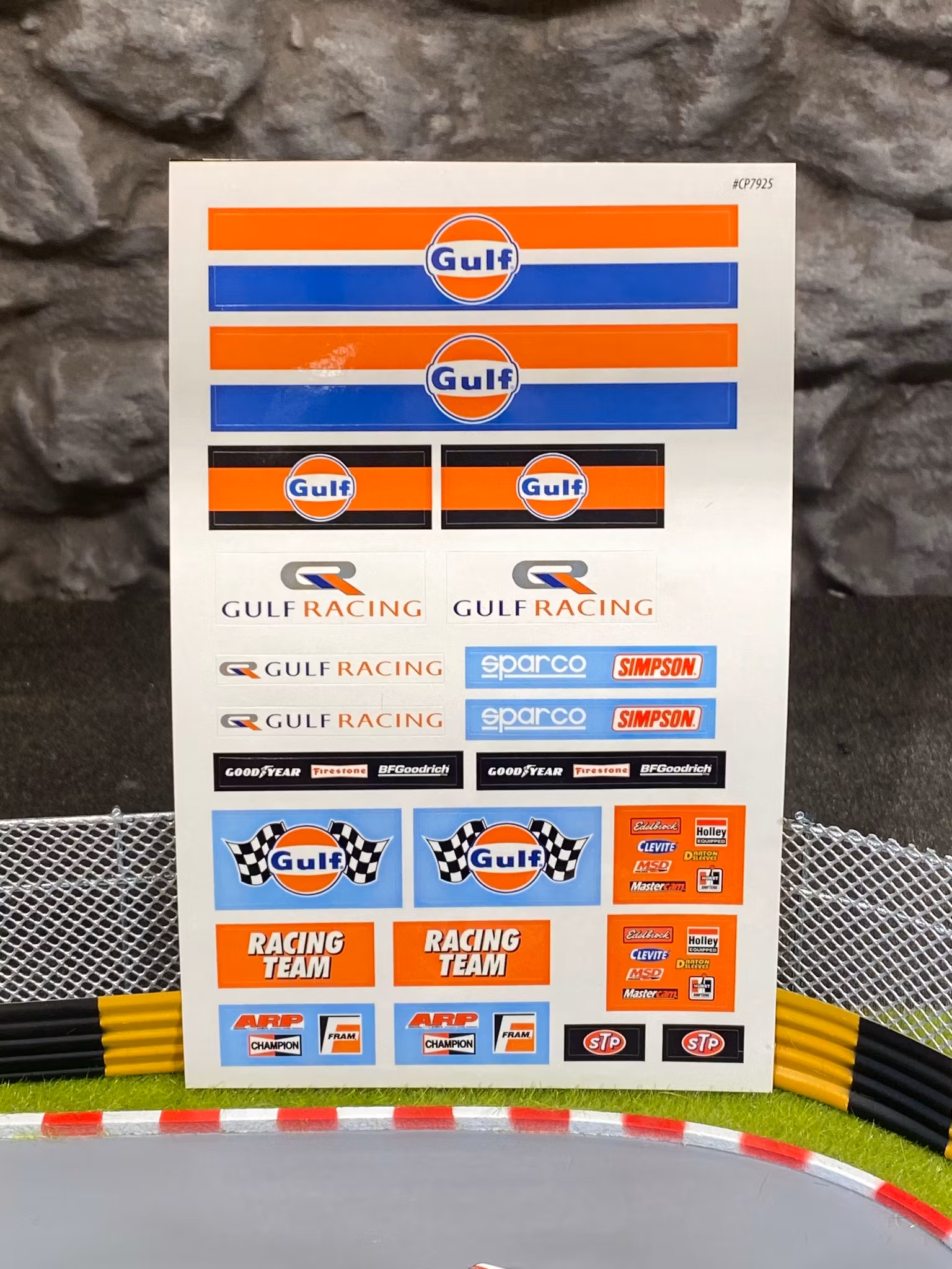 Skala 1/64: Diorama med Racingbana "Gulf" AD-76533 fr. American Diorama MiJo