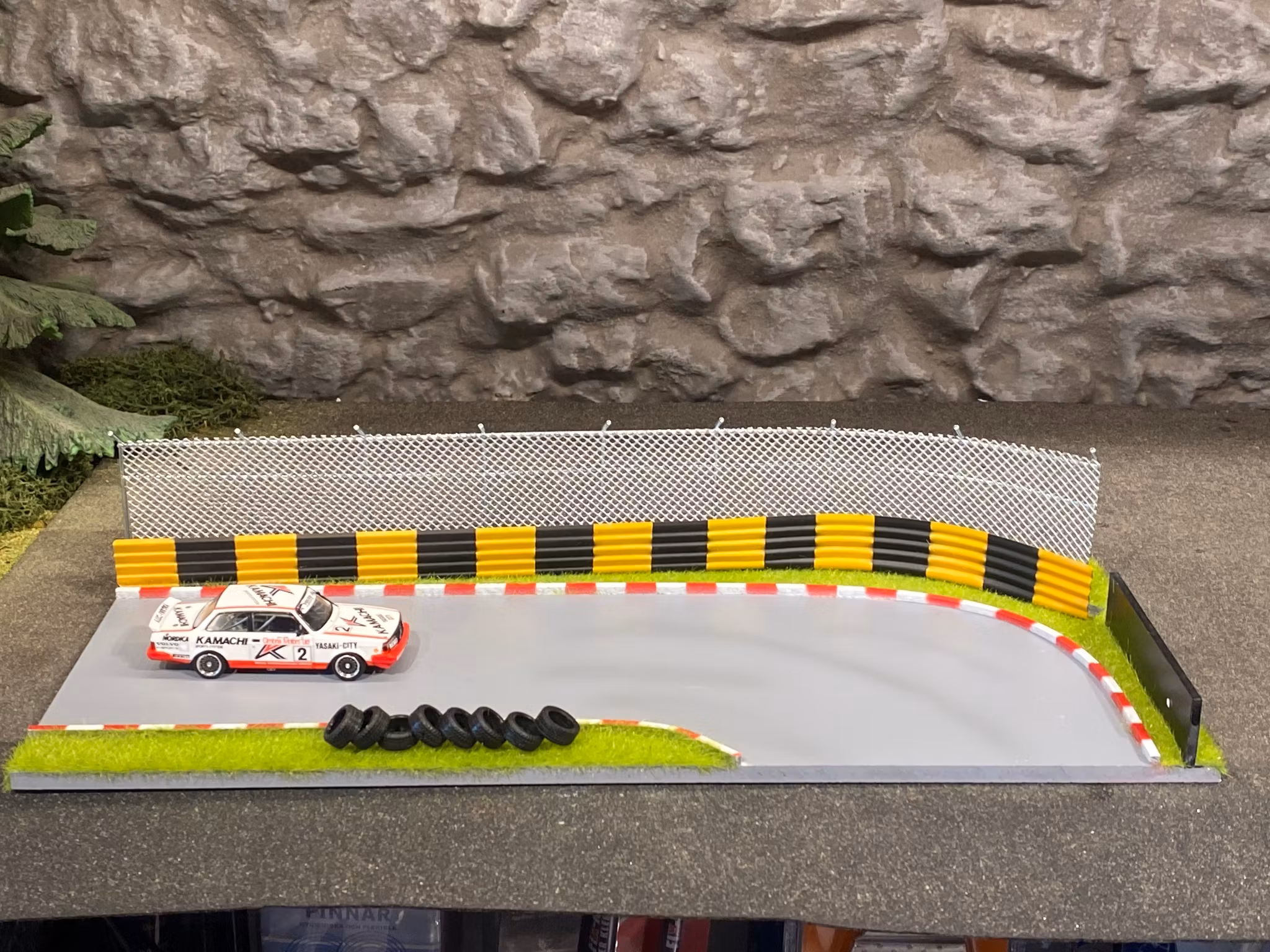 Skala 1/64: Diorama med Racingbana "Gulf" AD-76533 fr. American Diorama MiJo