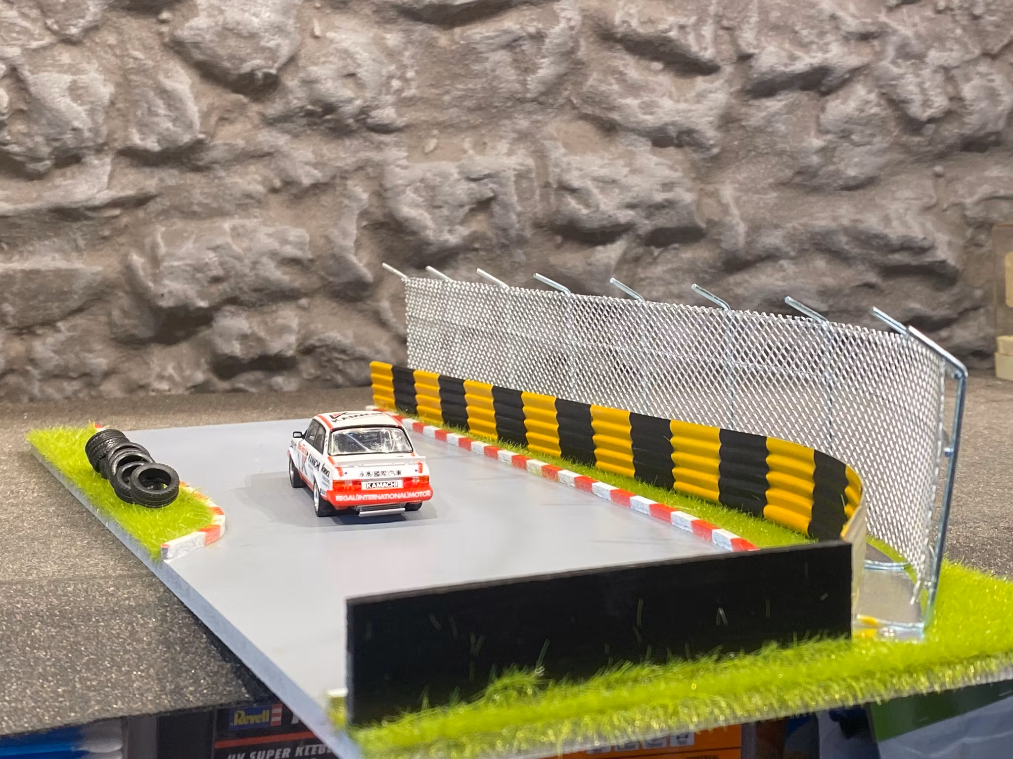 Skala 1/64: Diorama med Racingbana "Gulf" AD-76533 fr. American Diorama MiJo