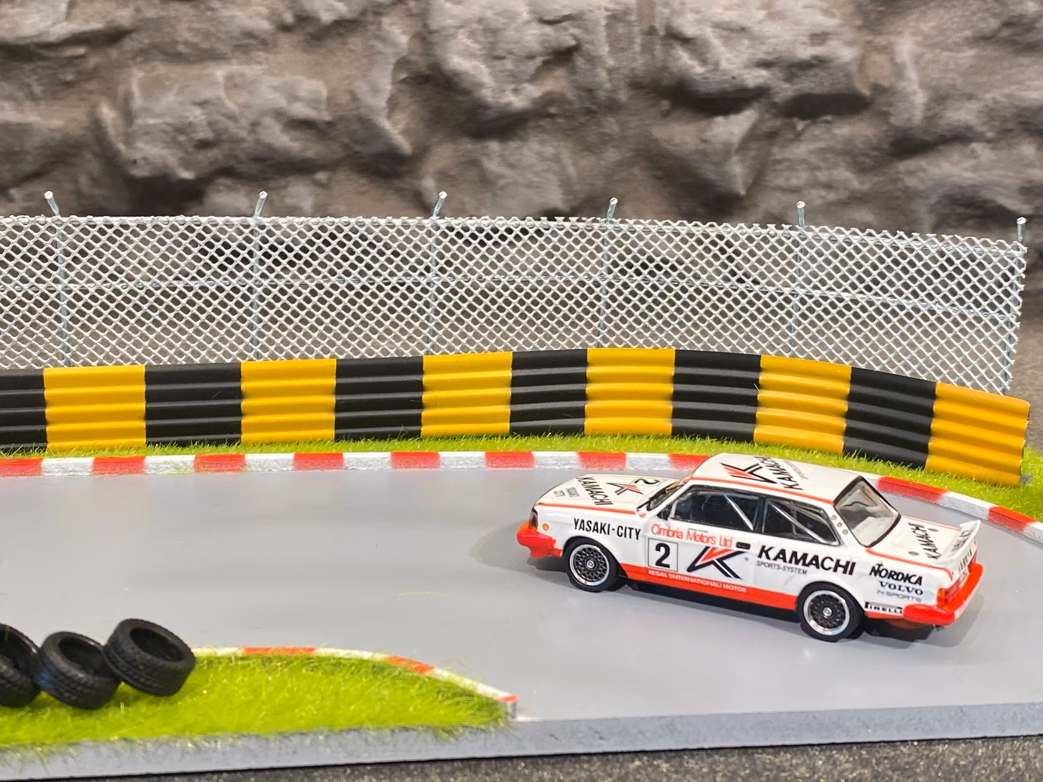 Skala 1/64: Diorama med Racingbana "Gulf" AD-76533 fr. American Diorama MiJo