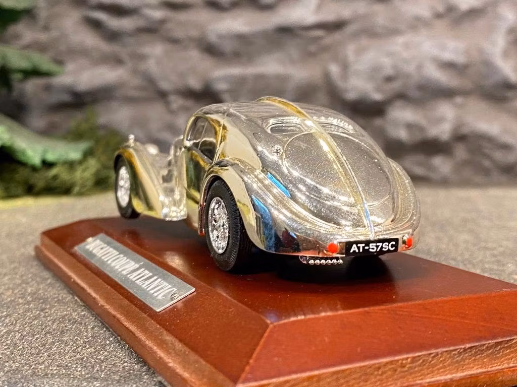 Skala 1/43: Bugatti Coupé Atlantic Kromfärgad
