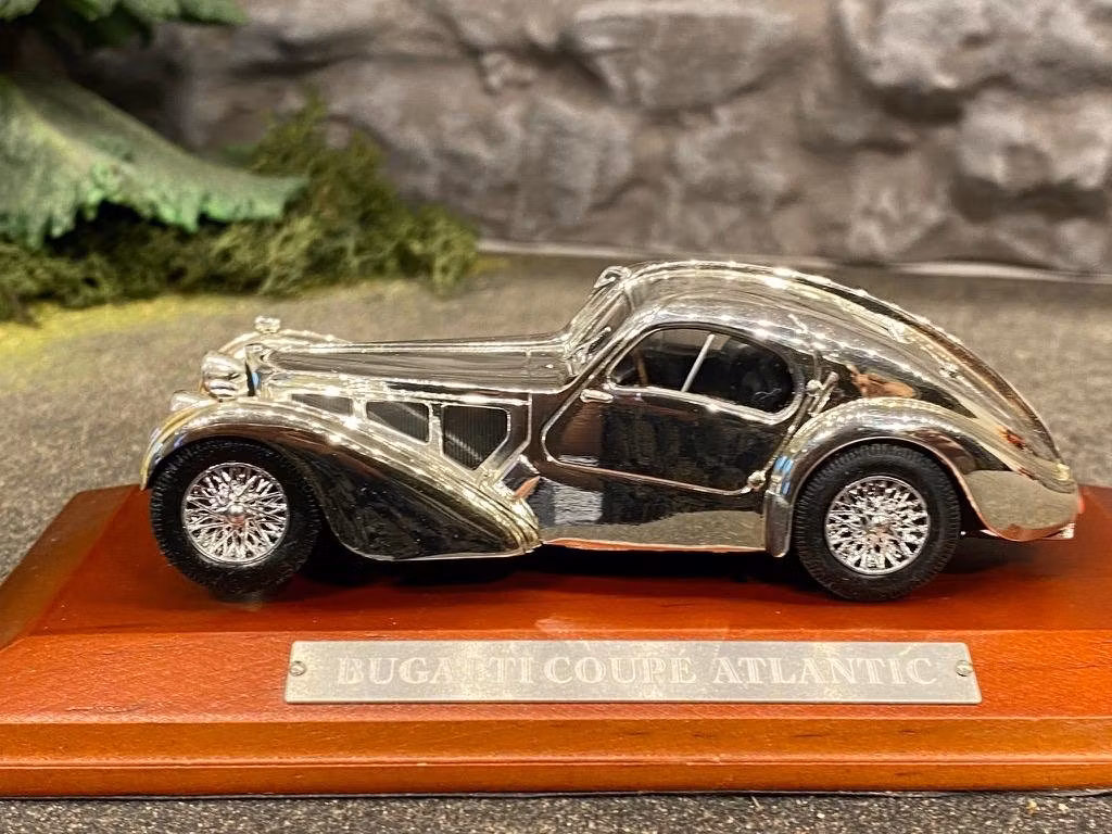 Skala 1/43: Bugatti Coupé Atlantic Kromfärgad