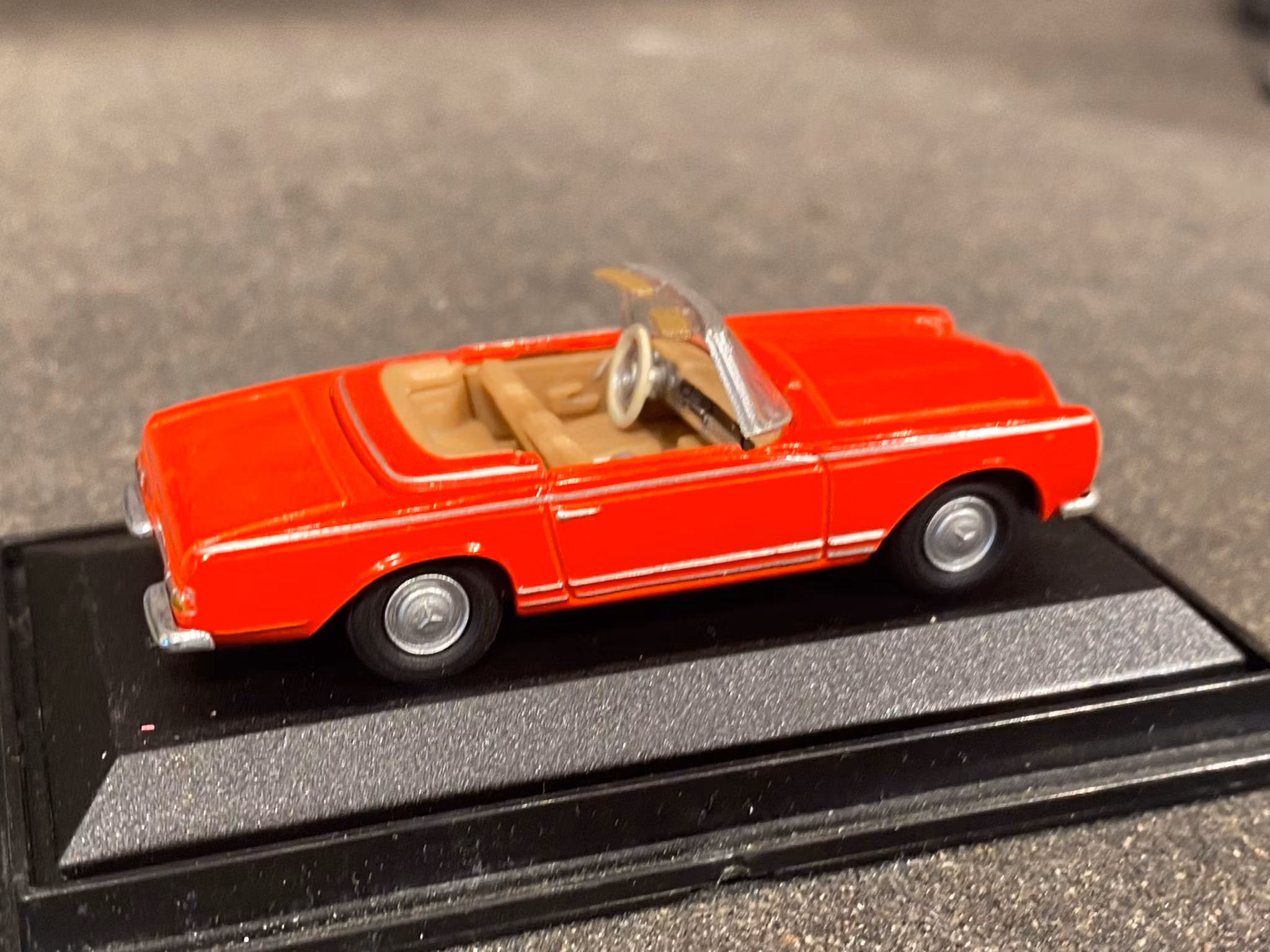 Skala 1/72 Mercedes Benz 280 SL Cabrio från Schuco