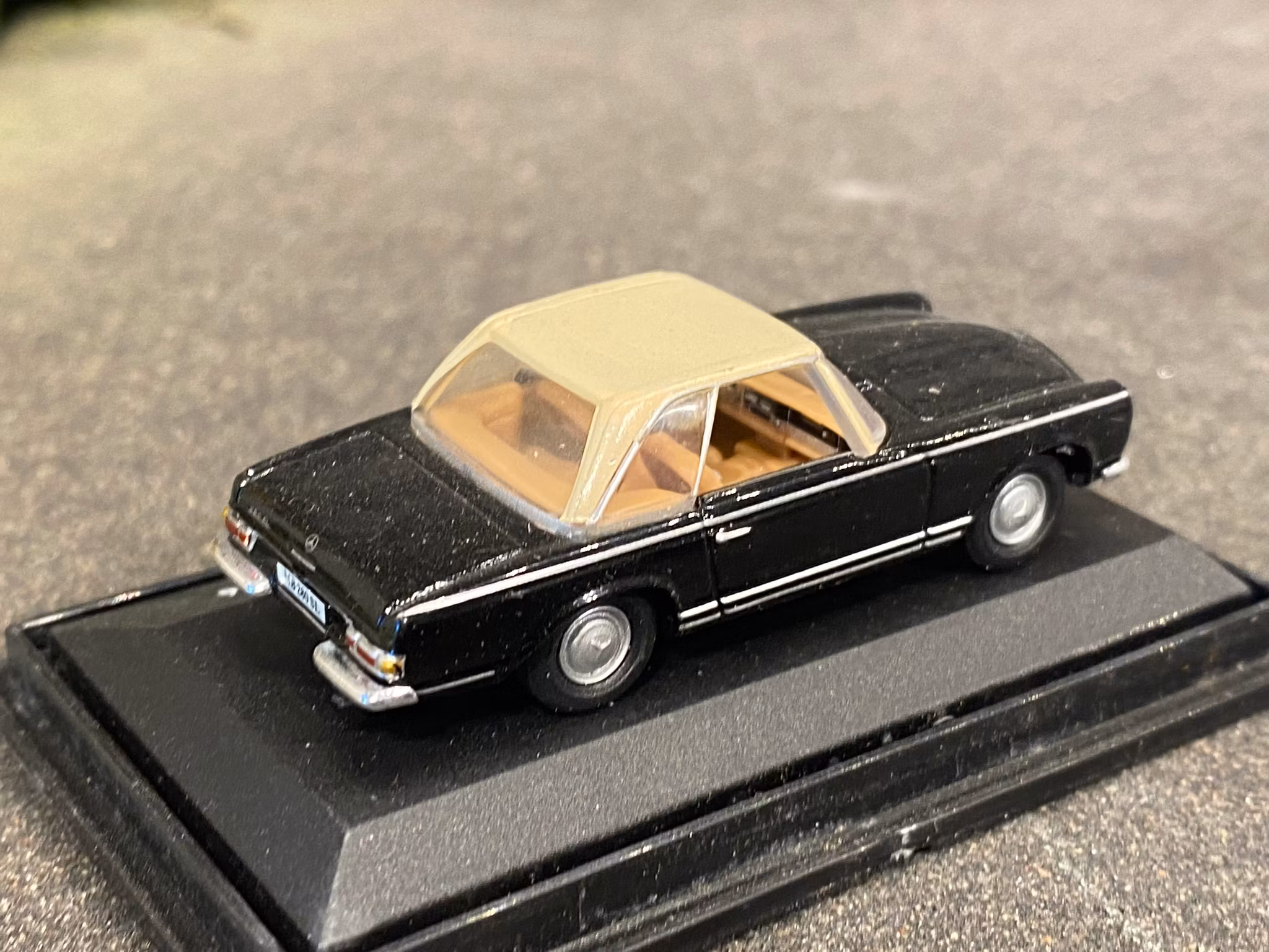 Skala 1/72 Mercedes Benz 280 SL Coupé från Schuco