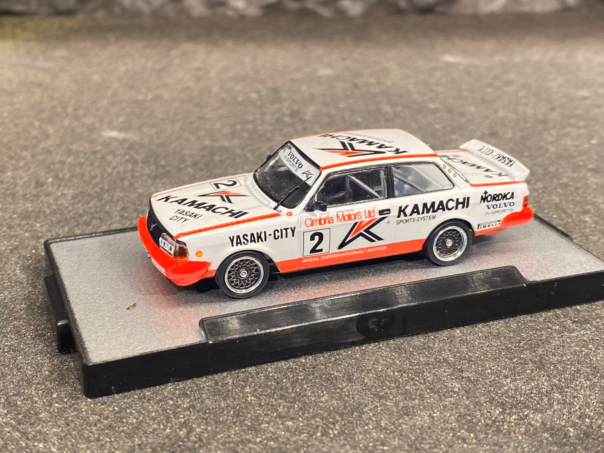 Display Case för modellbilar för skala 1/64 m silver/svart bas från M2