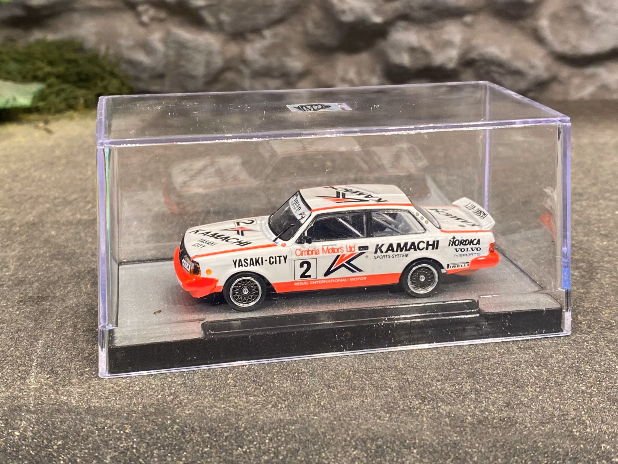 Display Case för modellbilar för skala 1/64 m silver/svart bas från M2