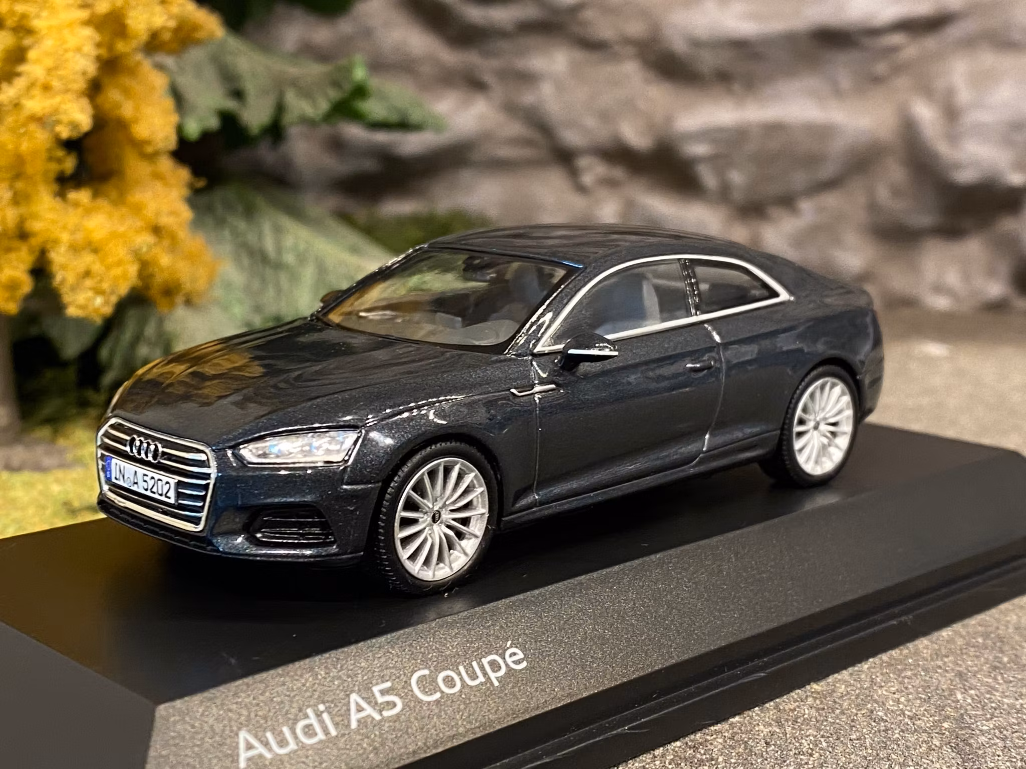 Skala 1/43: AUDI A5 Coupé, Manhattan Grå fr Quattro GmbH - YAKOL