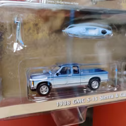 Skala 1/64 1988 GMC S-15 Sierra & Trailer med kanot & kajak GreenLight Hitch & Tow