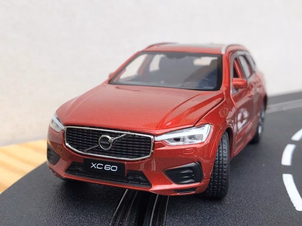 Skala 1/32 Volvo XC60, Fusion Röd, m belysning Svart kartong från Tayumo