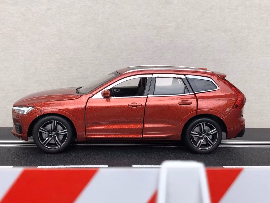 Skala 1/32 Volvo XC60, Fusion Röd, m belysning Svart kartong från Tayumo
