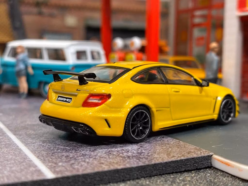 Skala 1/64 Mercedes-Benz C63 AMG Coupé Black series Gul f TARMAC works