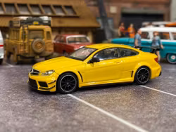 Skala 1/64 Mercedes-Benz C63 AMG Coupé Black series Gul f TARMAC works