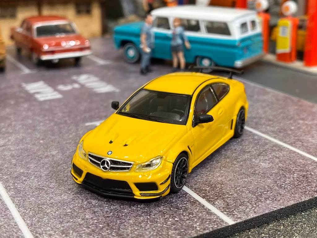 Skala 1/64 Mercedes-Benz C63 AMG Coupé Black series Gul f TARMAC works