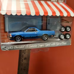 Skala 1/64 Chevrolet El Camino Super Sport "The hobby shop ser.12" från Greenlight