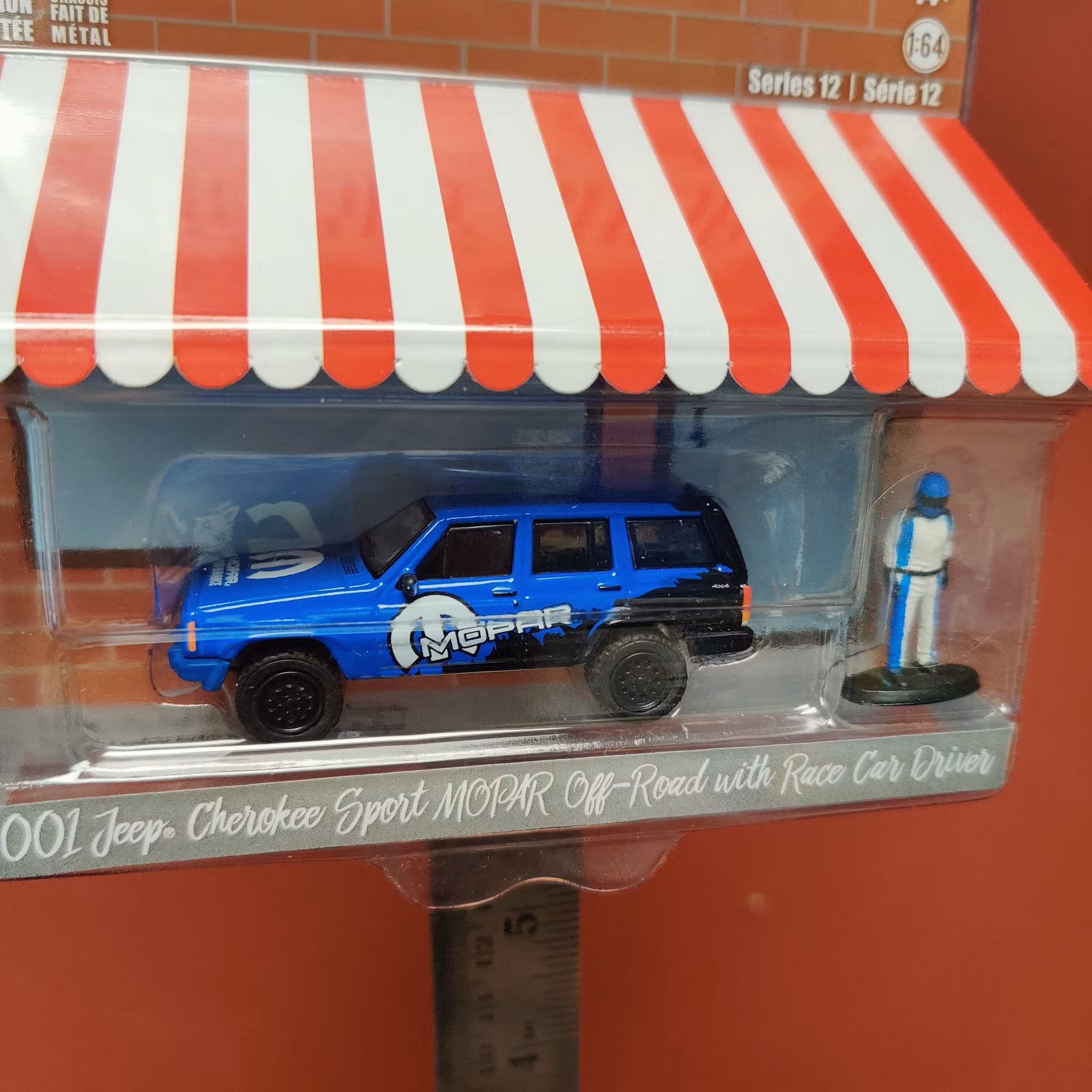 Skala 1/64 jeep Cherokee Sport Mopar Off-road "The hobby shop ser.12" från Greenlight