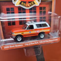 Skala 1/64 Ford Bronco 96' "City of New York Official Fire Dep 5901" f Greenlight
