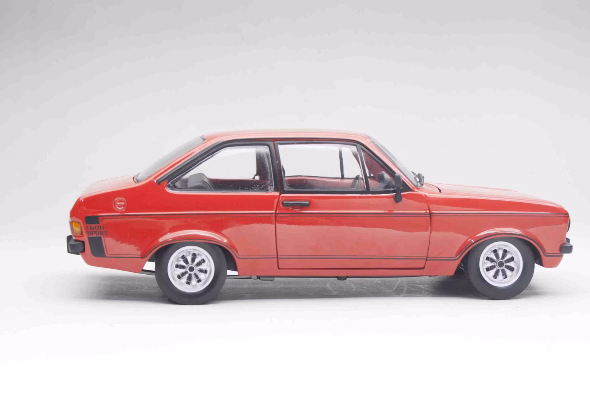 Skala 1/18 1975' Ford Escort MKII Sport, Röd fr SUN STAR